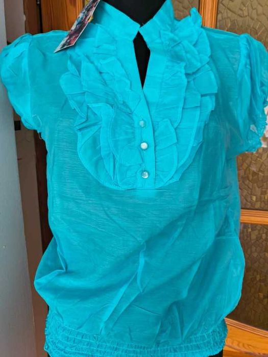 Turkusowa bluzka letnia z falbanami żabotem