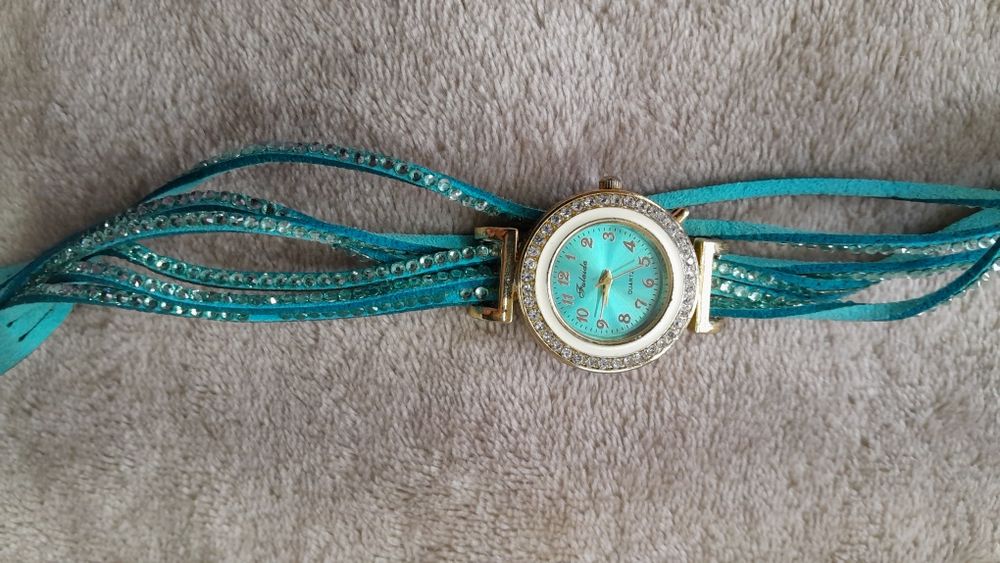 Niebieski zegarek z cyrkoniami i kwiatuszkami