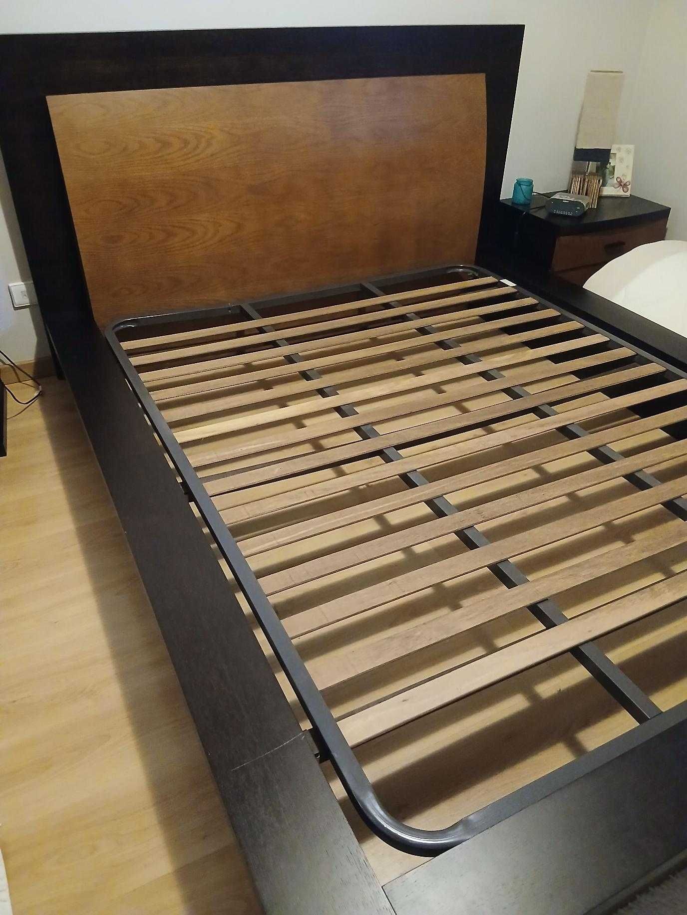 Cama de casal em bom estado