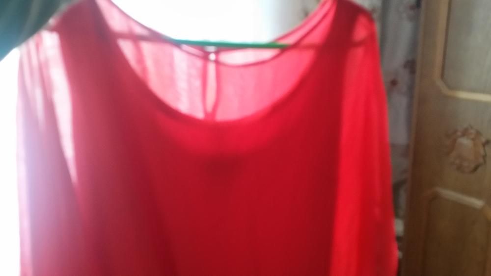 elegancka czerwona sukienka.