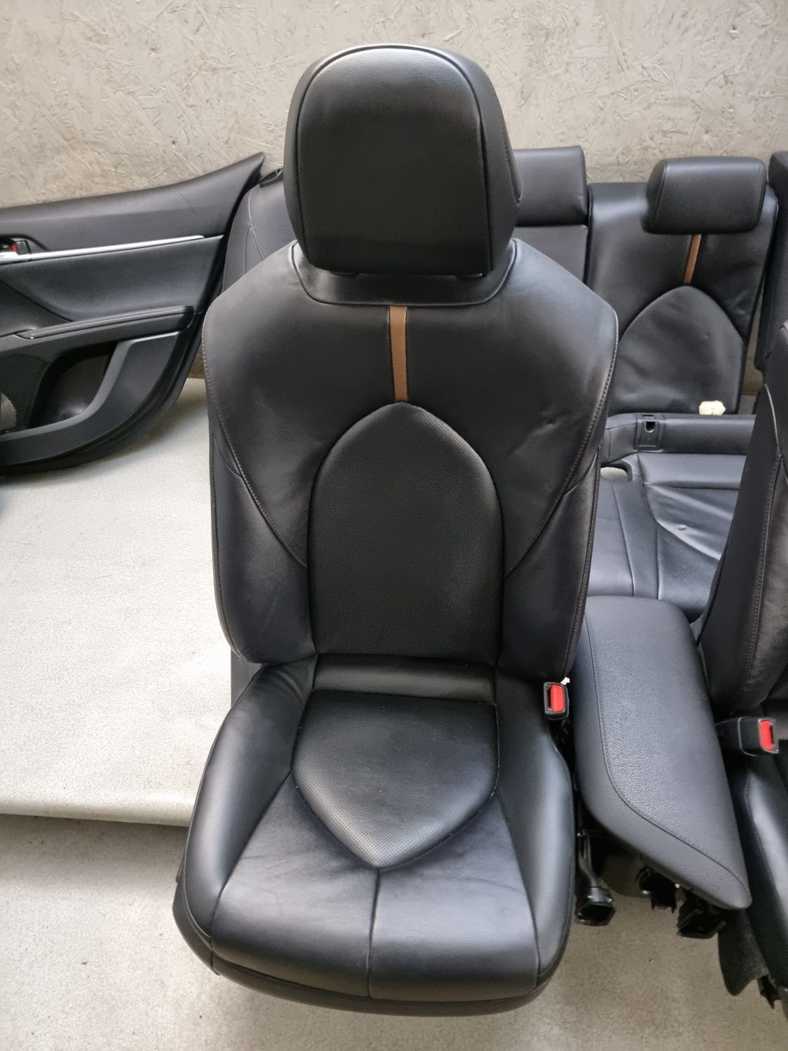 Салон шкіра Toyota Camry 70 Hybrid LE XLE SE XSE 2018-2024