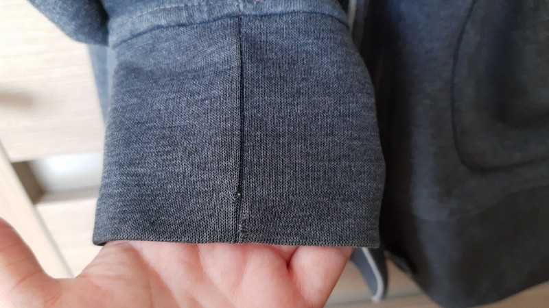 Bluza M,ale pasuje tez na L i XL.