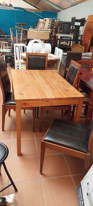 Conjunto de mesa e cadeiras