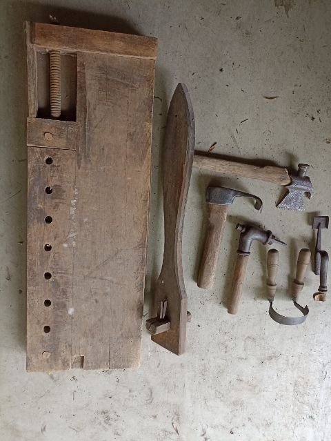 Stół stolarski i narzędzia bednarskie