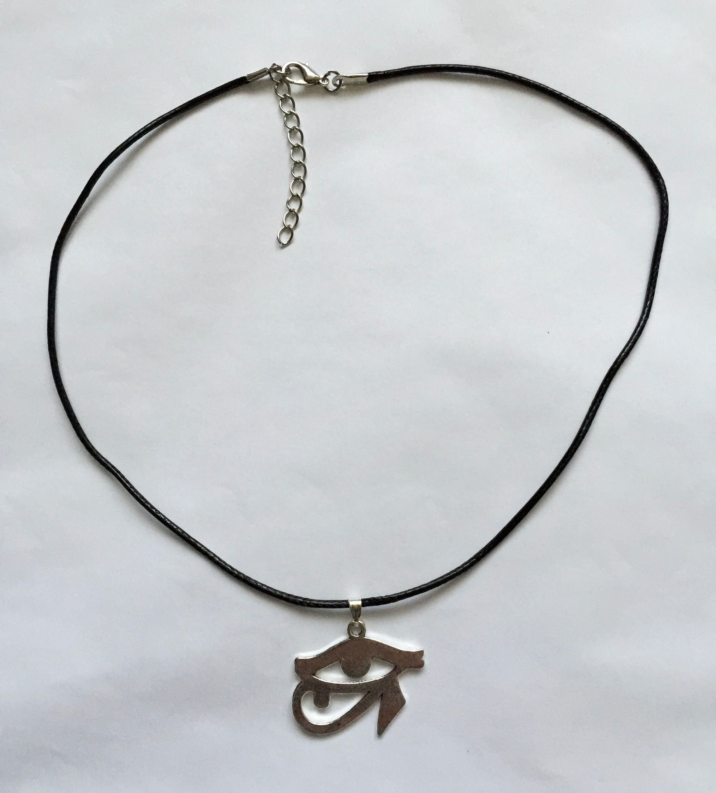 Egipt amulet Oko Horusa zawieszka na czarnym rzemyku srebrna
