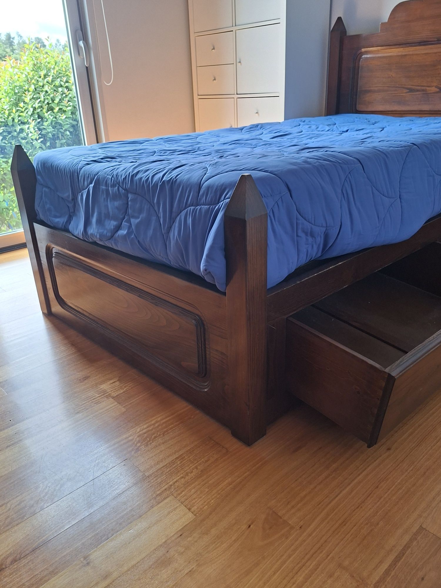 Cama de madeira corpo e meio