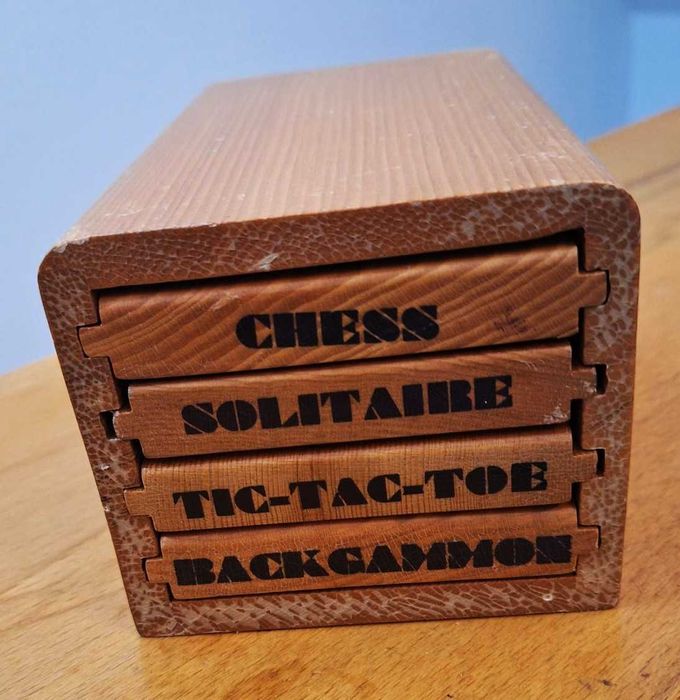 Conjunto de quatro jogos em tabuleiro