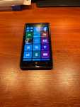 Nokia Lumia 930 z oryginalną ładowarką indukcyjną.