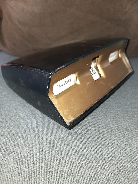 Metalowo-plasikowy duński kalendarz wieczysty na biurko