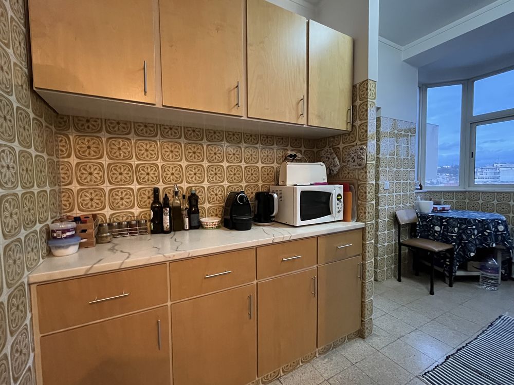 Quarto com varanda no centro ambiente tranquilo