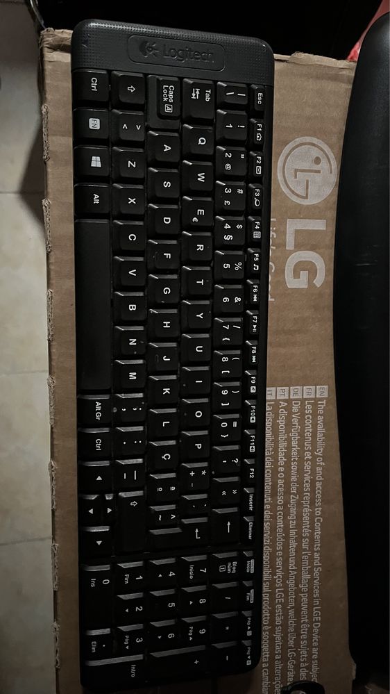 Teclados Microsoft e Logitech