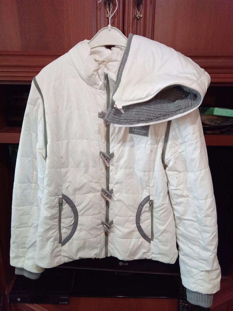 Белая женская курточка 44-46 размера весенняяа
