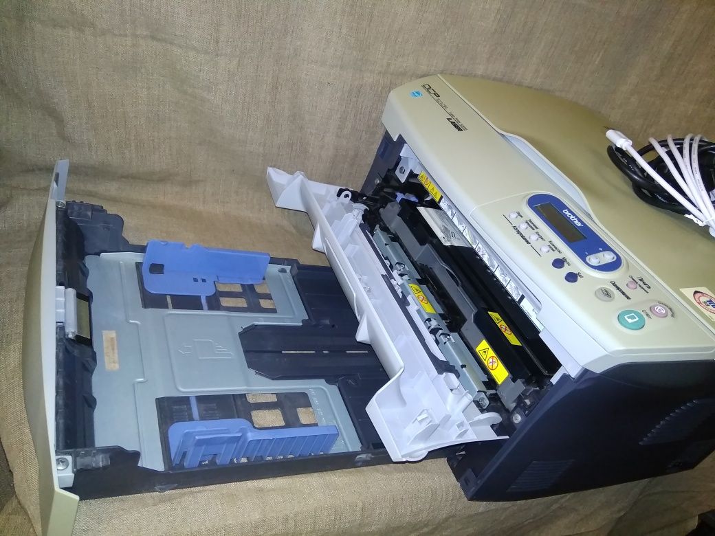 МФУ лазерный Brother DCP7010R  в отличном рабочем состоянии.