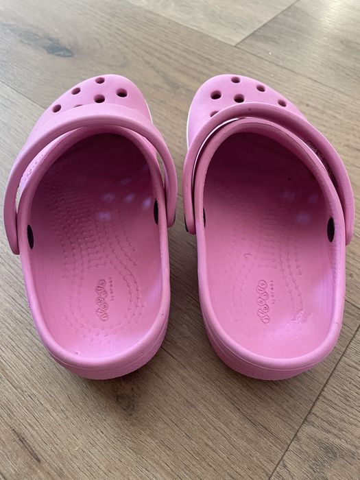 Klapki Crocs r. C10, crosy dla dziewczynki różowe