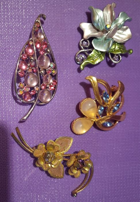Броши невеликі, є декілька старих