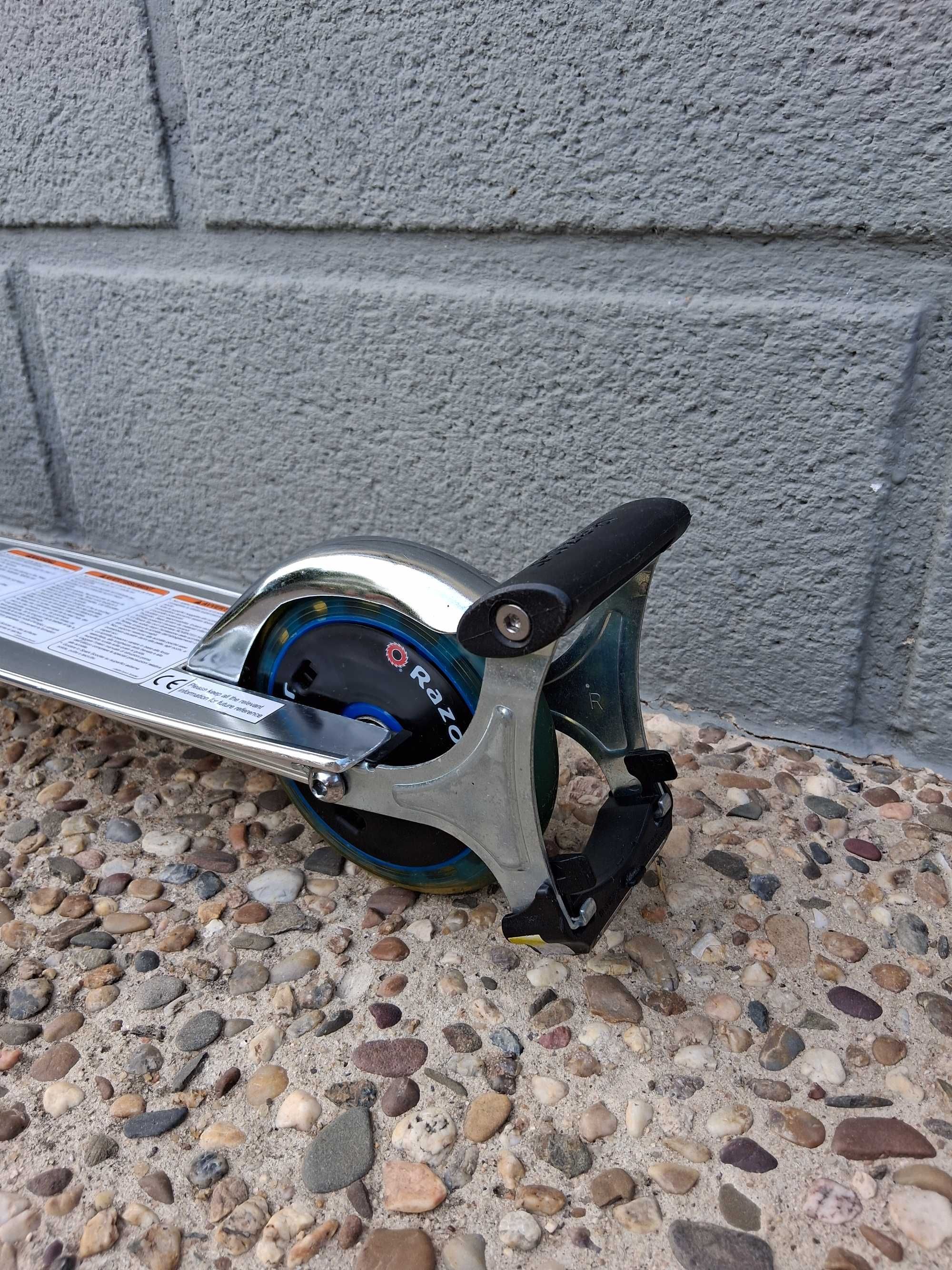 Trotinete Razor Spark Kick Scooter