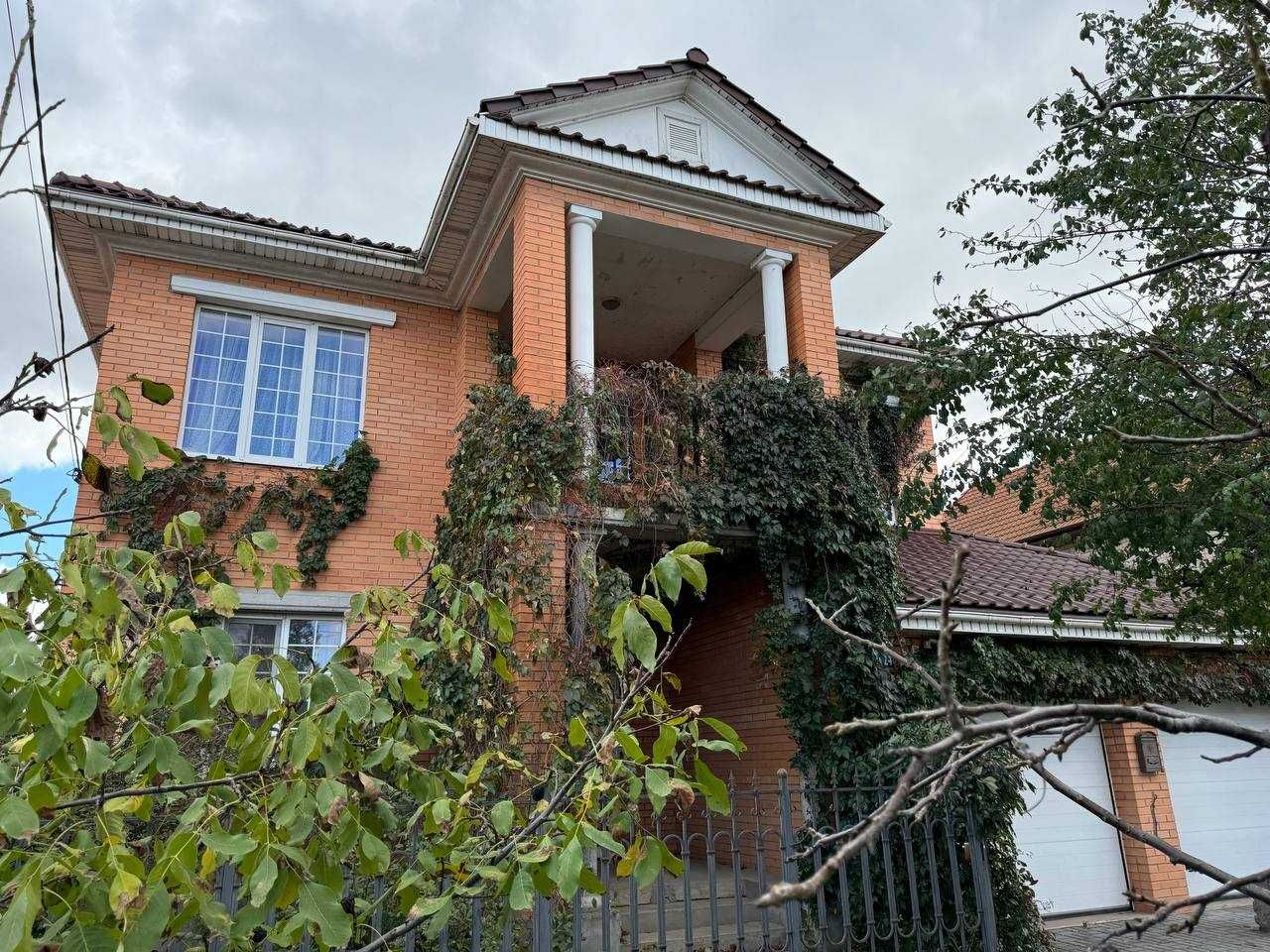 Сучасний будинок біля річки у Варварівці