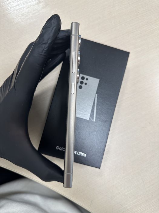 Смартфон Samsung Galaxy S24 Ultra 5G 12/256Gb Titanium Gray Global