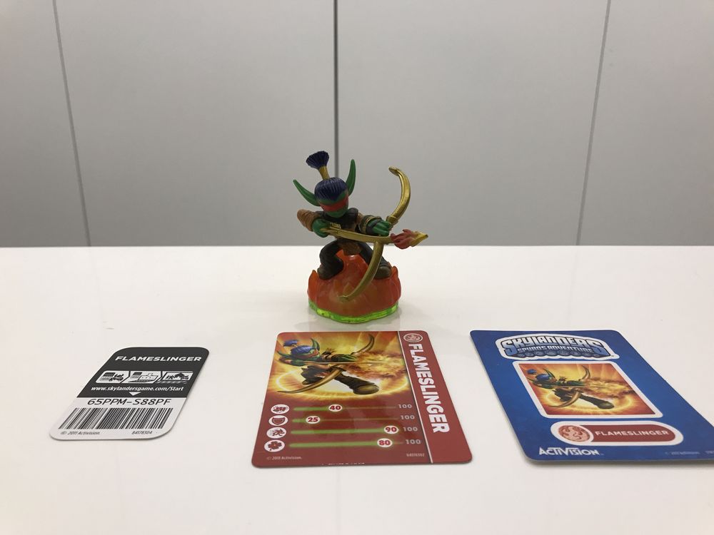 Varios Skylanders ainda com suas cartas e autocolantes