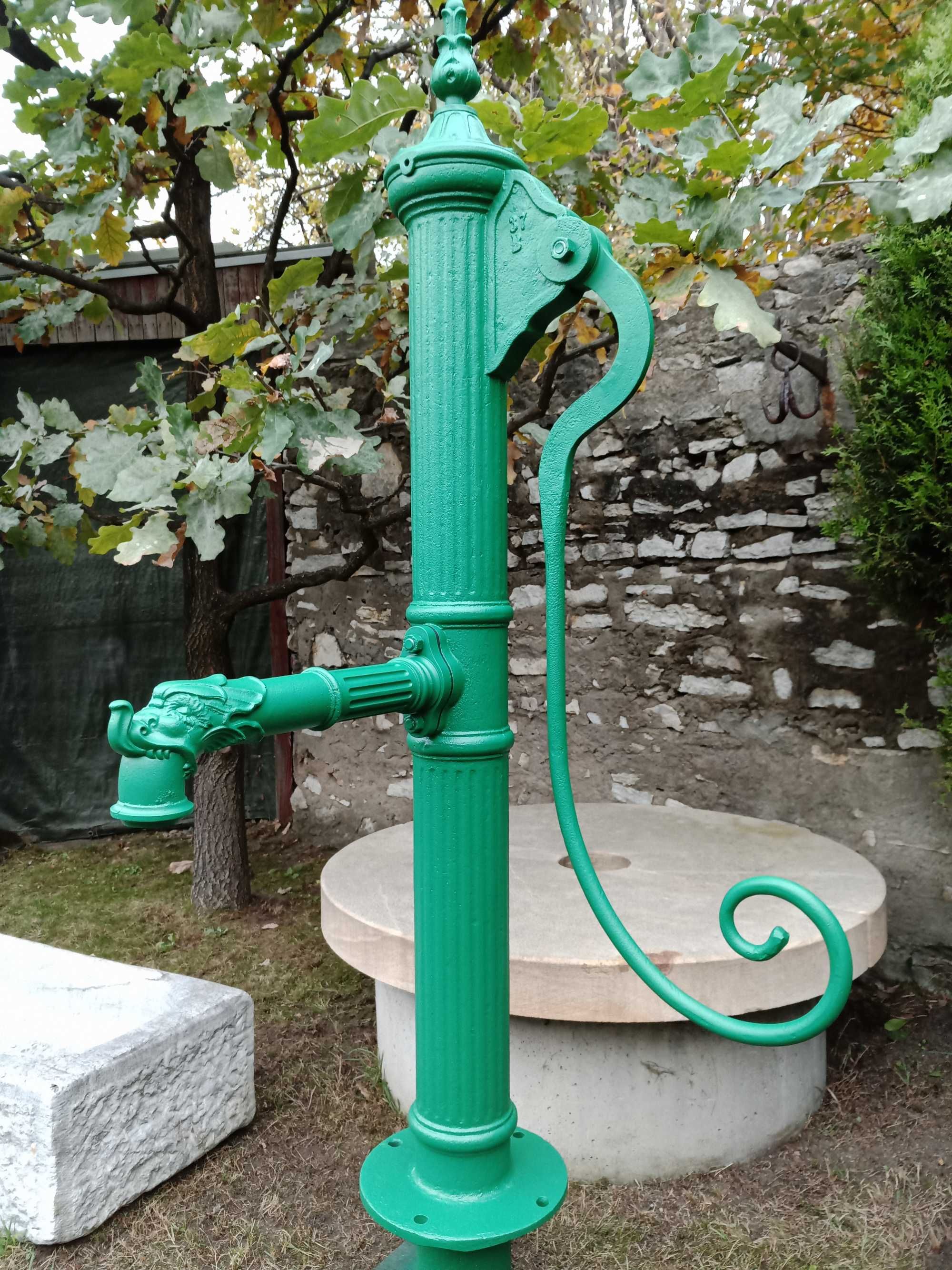 stara pompa żeliwna studnia fontanna zabytkowa