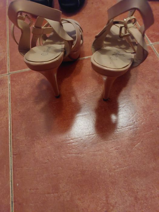 Sapatos e botas novos