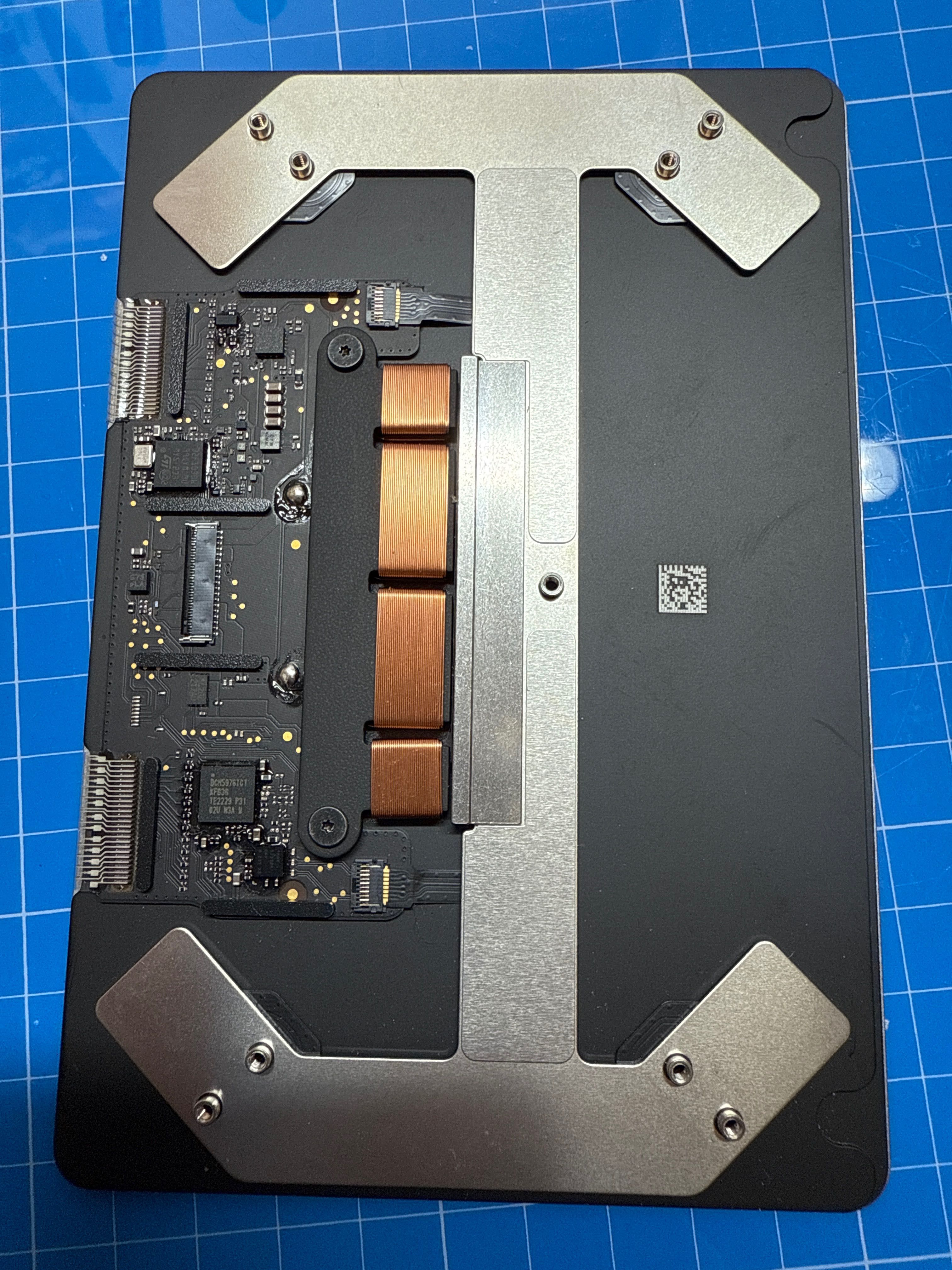 Gładzik Macbook Air 2020 A2337 touchbar oryginalny sprawny