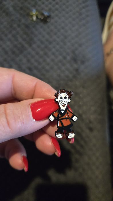 Przypinka pan w pizamie.