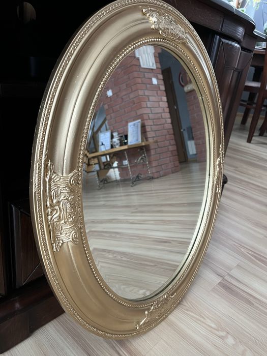 Lustro owalne w złotej ramie