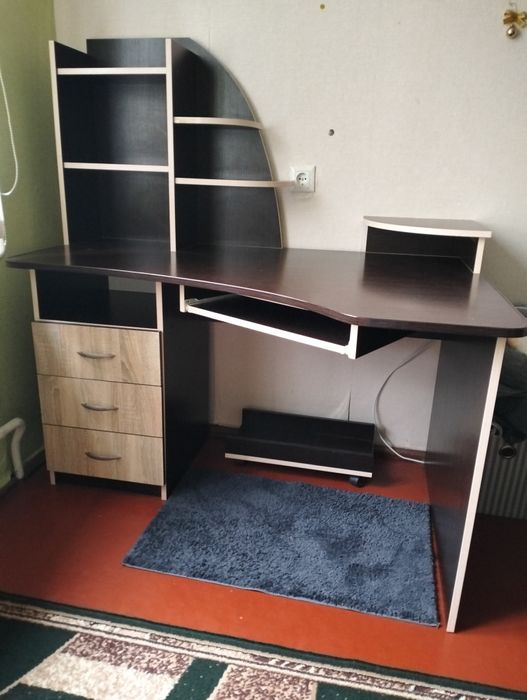 Комп'ютерний стіл