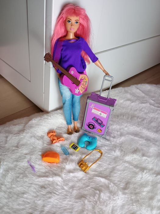 Barbie Daisy w podróży z walizka
