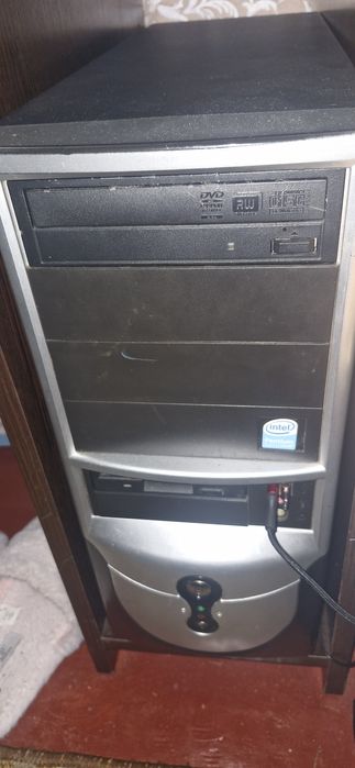 Домашний компьютер 8 GB 4 ядра с монитором клавиатурой.