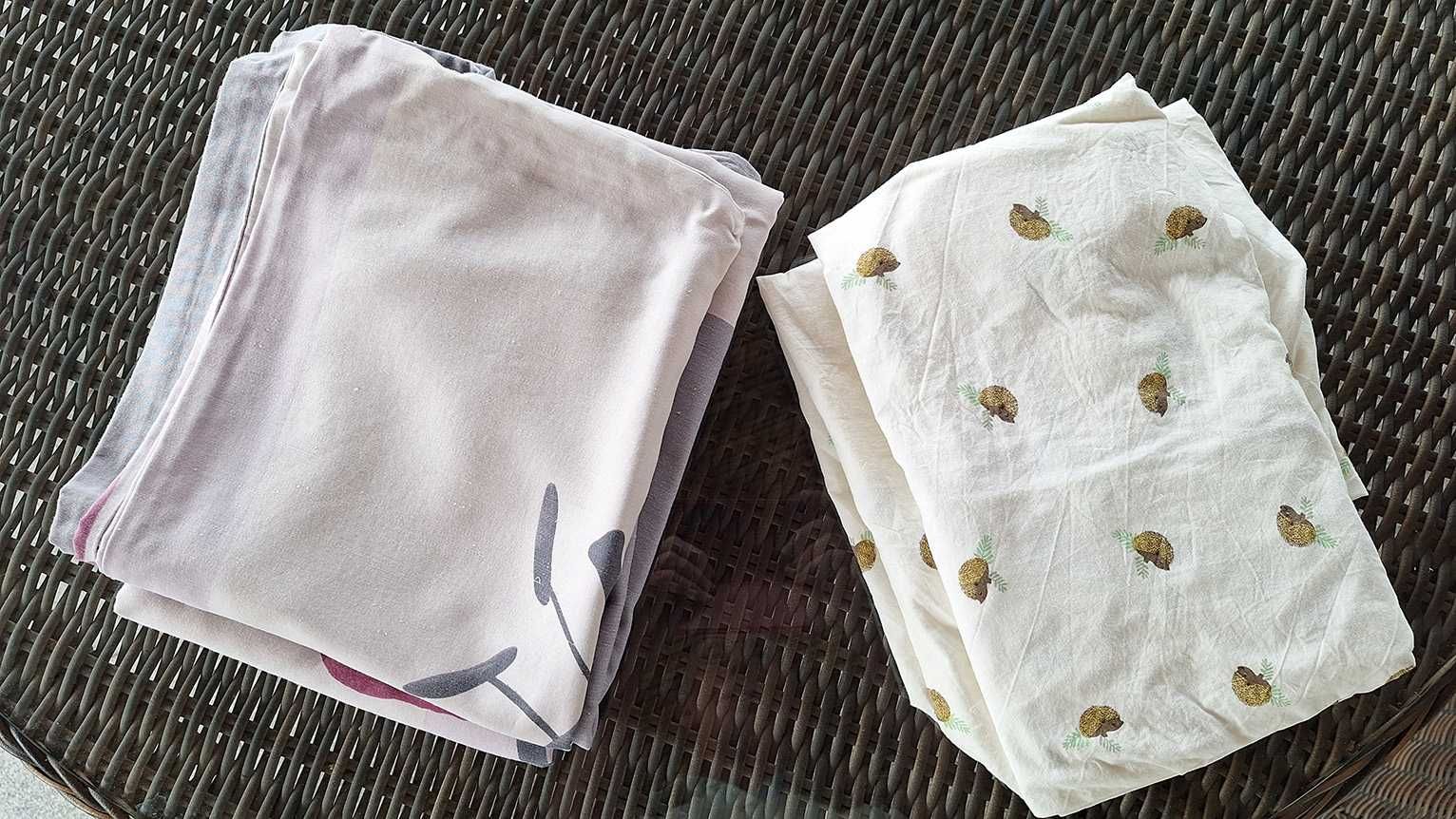 Cama de bebé com lençóis
