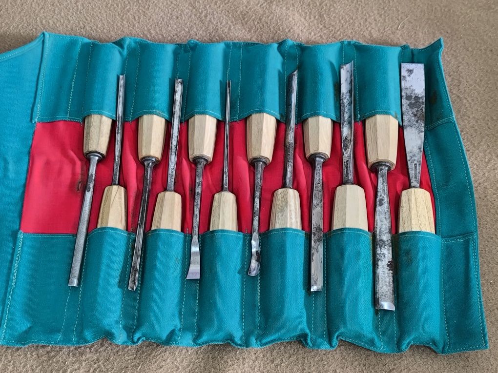 Conjunto de goivas e formões antigo.