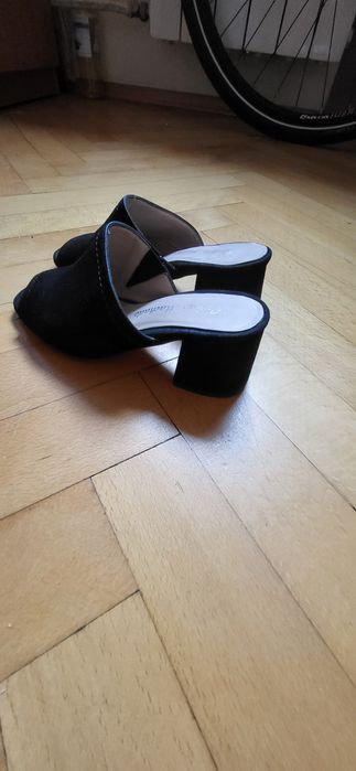 Klapki czarne na obcasie rozmiar 32