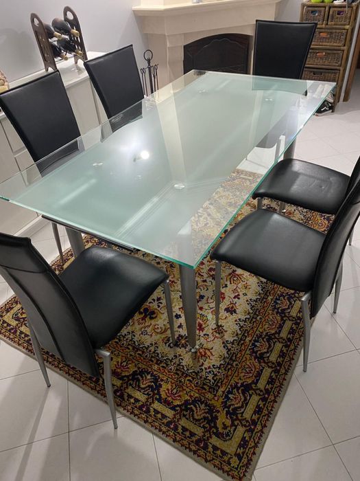 Mesa de Vidro com 6 cadeiras em pele
