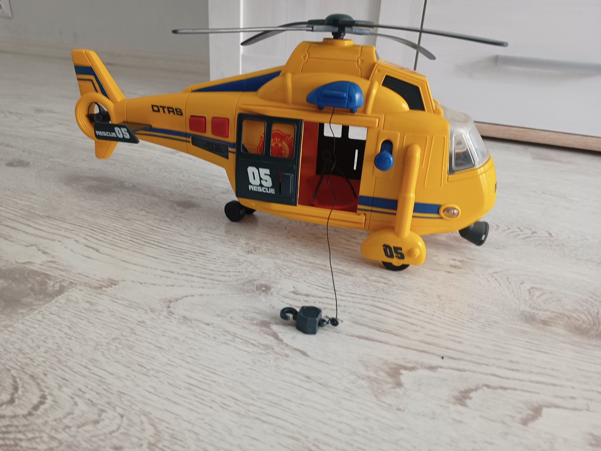 Duży helikopter służb ratowniczych