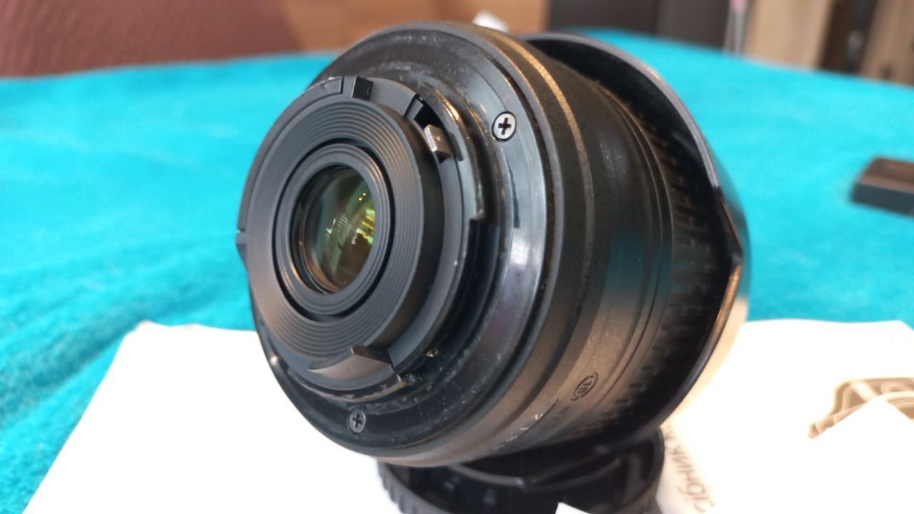 Дзеркальний фотоапарат Nikon D5200 з об'єктивом 18-55 мм. VR