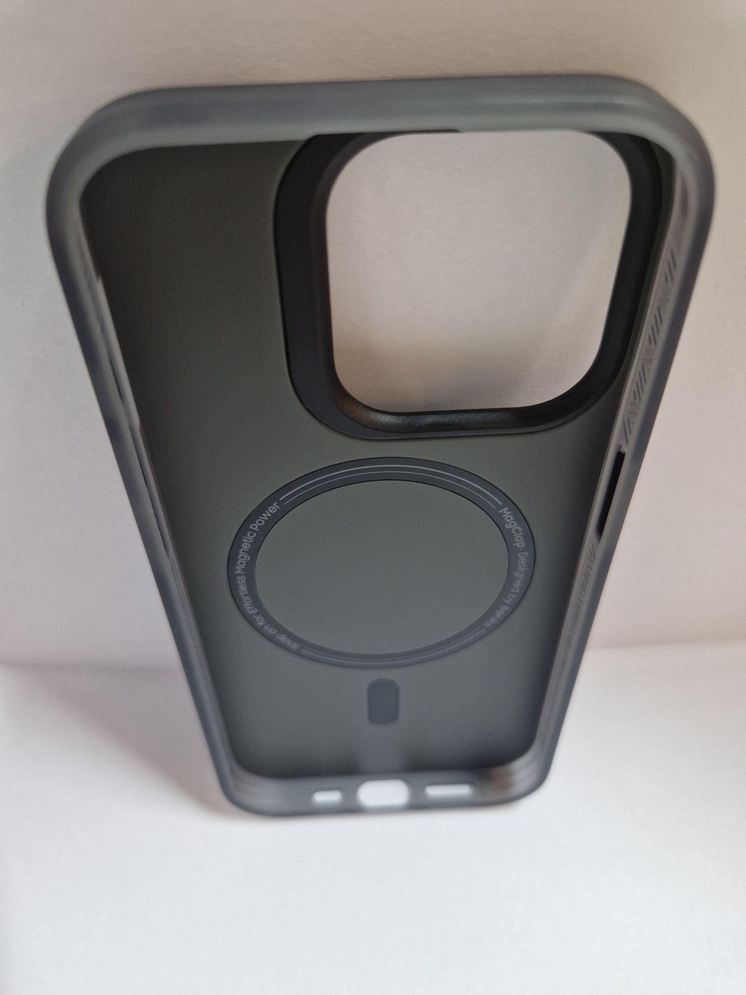 Benks Etui Magnetic Mecha Series do Iphone 15 Pro Max czarny