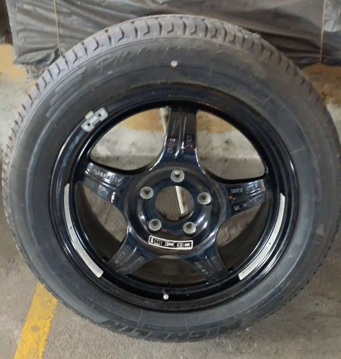 Pneu suplente 5 porcas