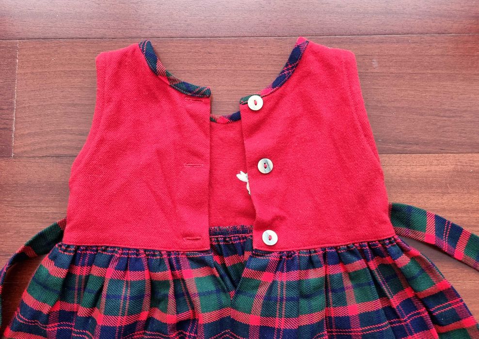 Vestido de inverno com padrão vermelho, azul escuro e verde, tam 24