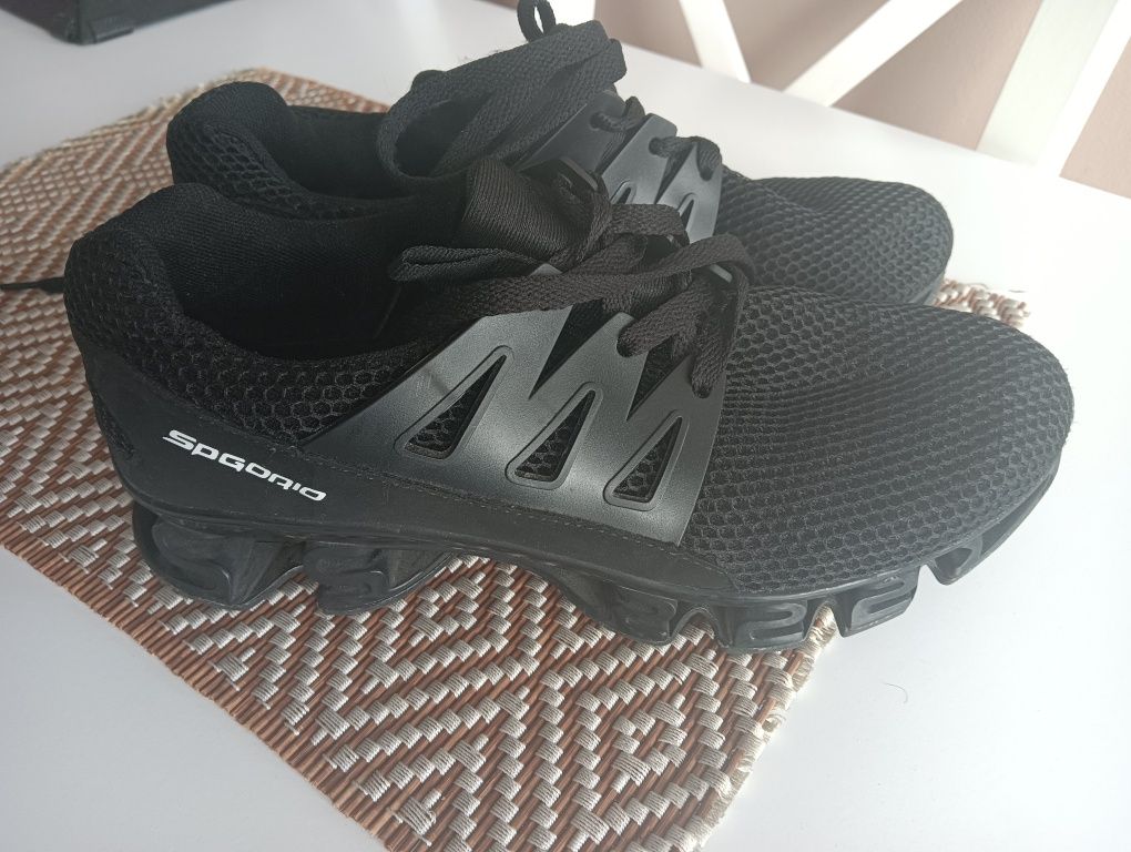 Buty sportowe lekkie czarne r.39