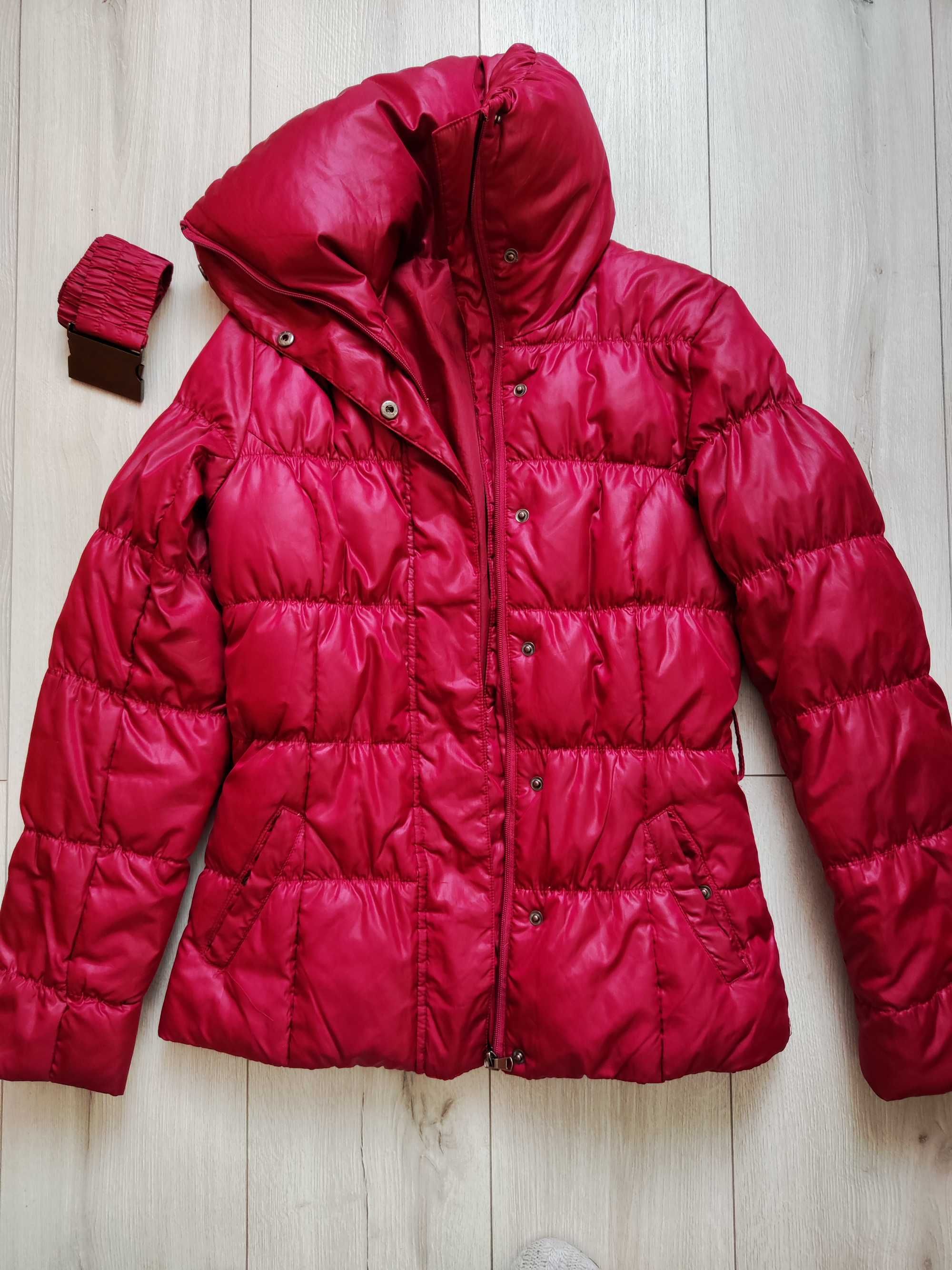 Тепла куртка вишневого кольору пуффер