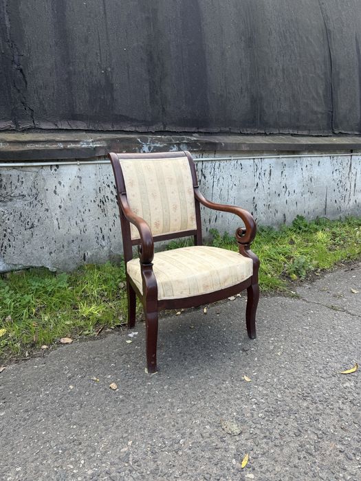 Fotel w stylu klasycznym