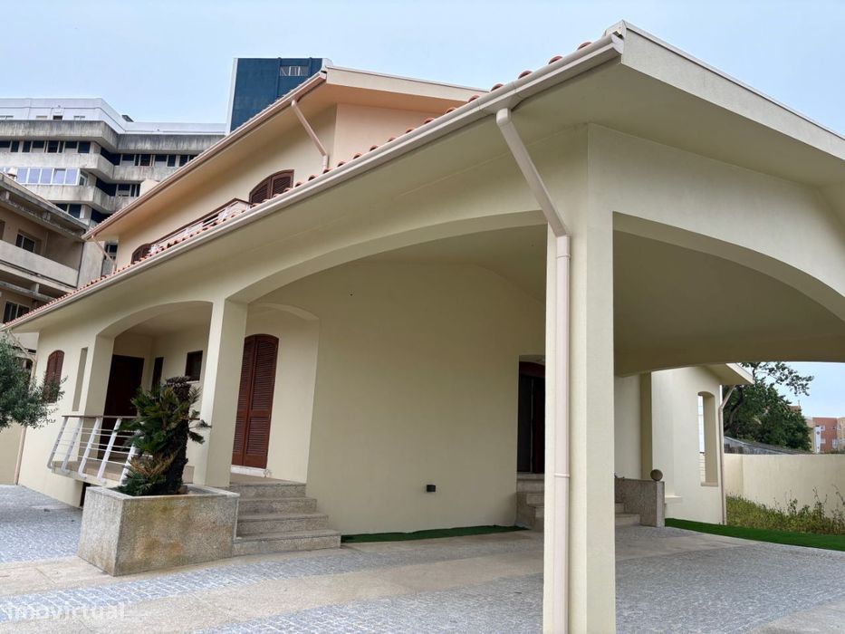 Magnífica Moradia 4 frentes/2 suites/garagem 4 carros/a 350m da praia