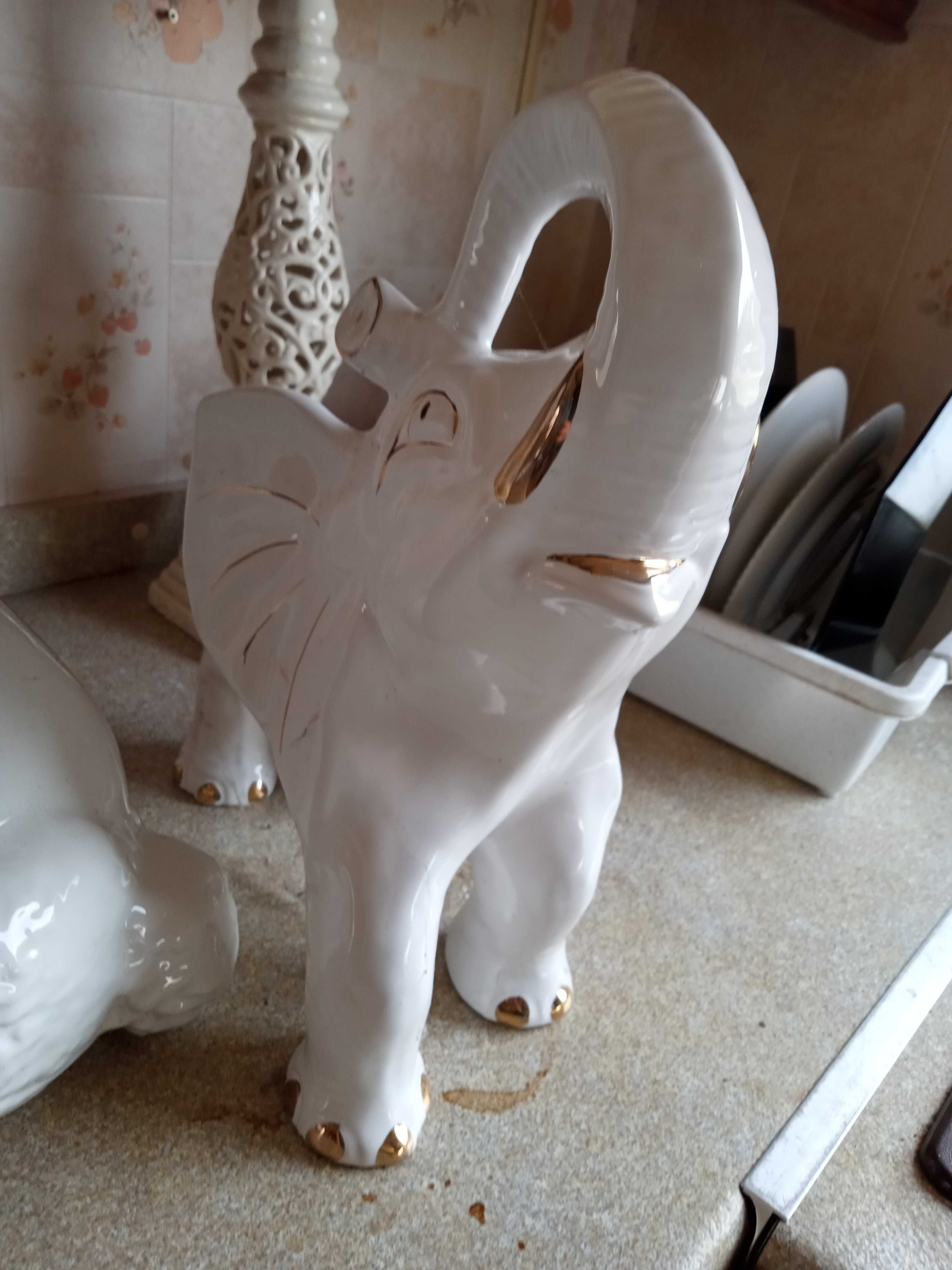 Porcelanowy słoń i pies
