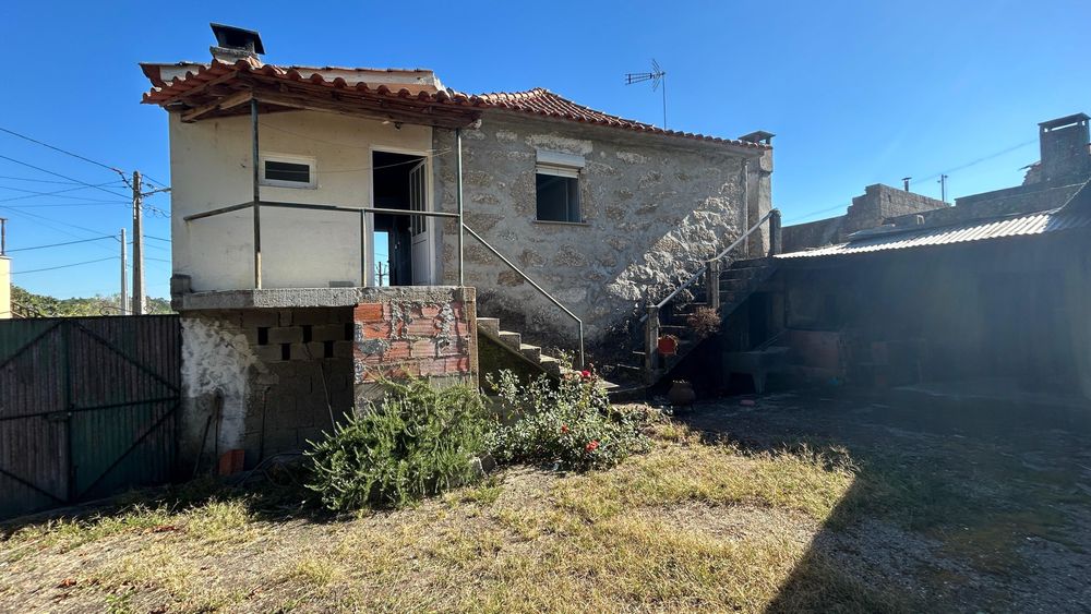 Moradia T2+1 com Terreno em São João de Lourosa