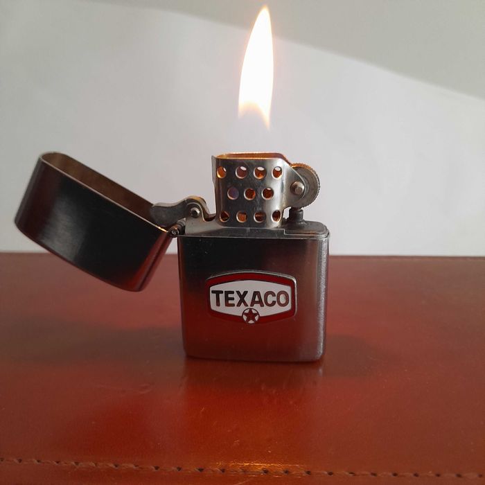 Isqueiro Penguin a gasolina.