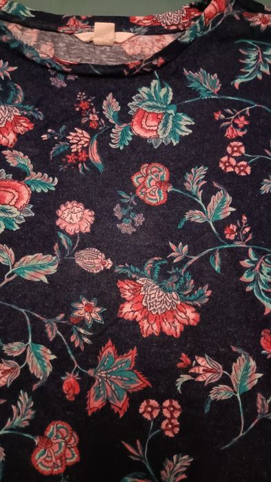 Blusa azul com flores