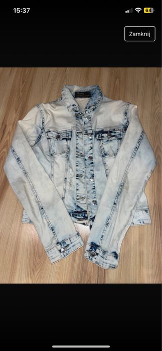 Jasno jeansowa kurtka z przetarciem