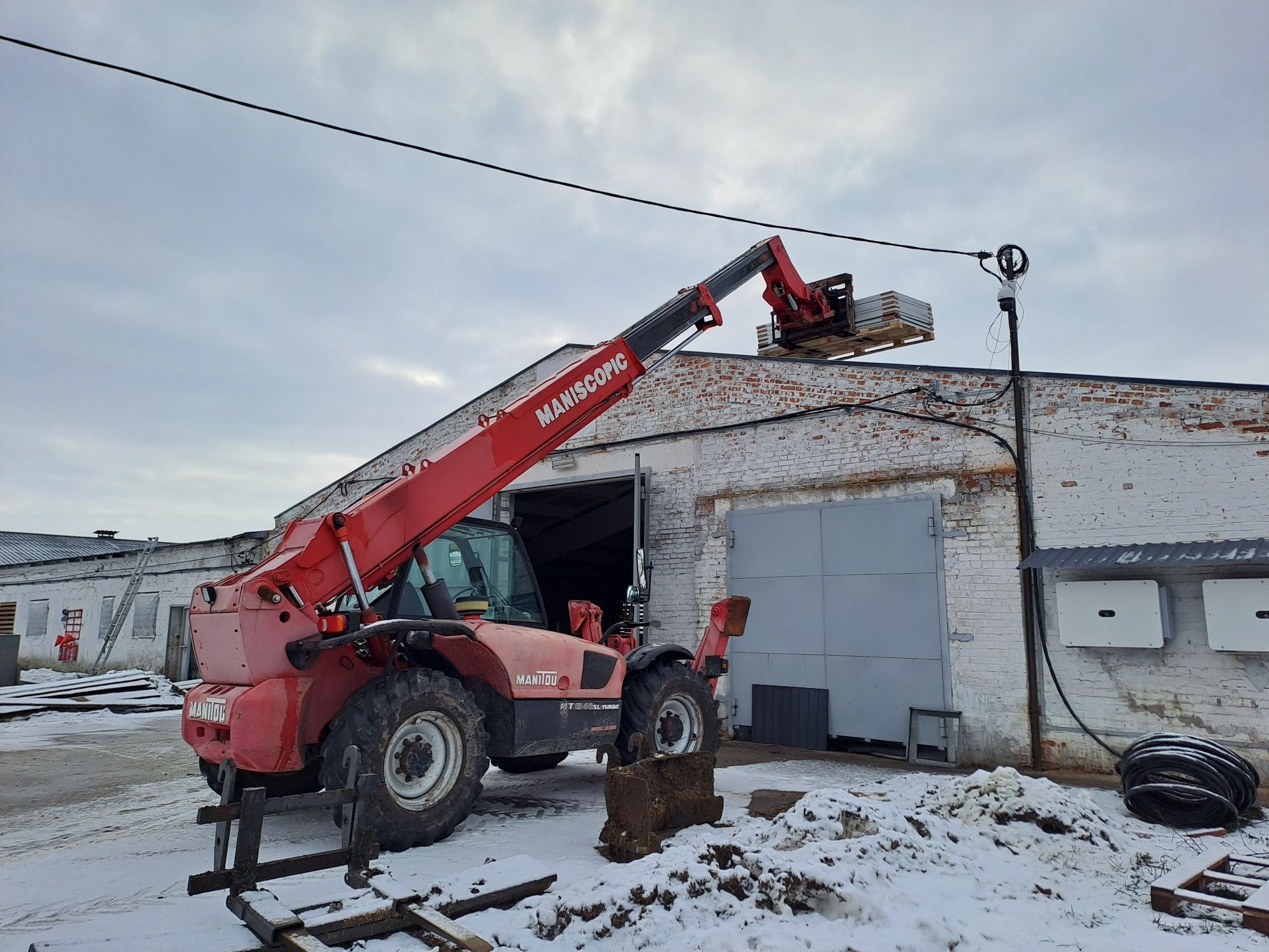 Маніту Березань Послуга Фронтальний телескопічний навантажувач Manitou